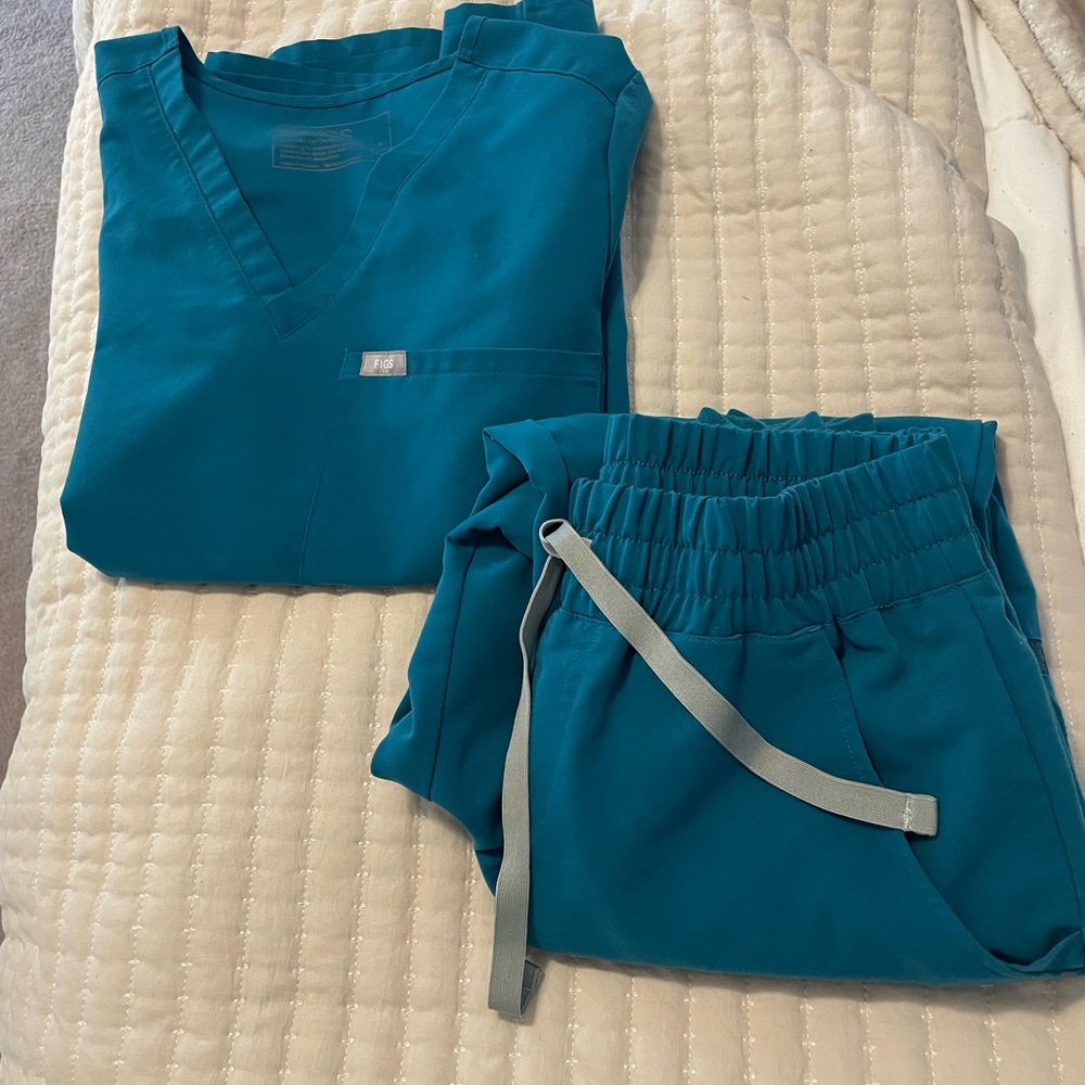 Women’s figs teal Scrub Set size Small!